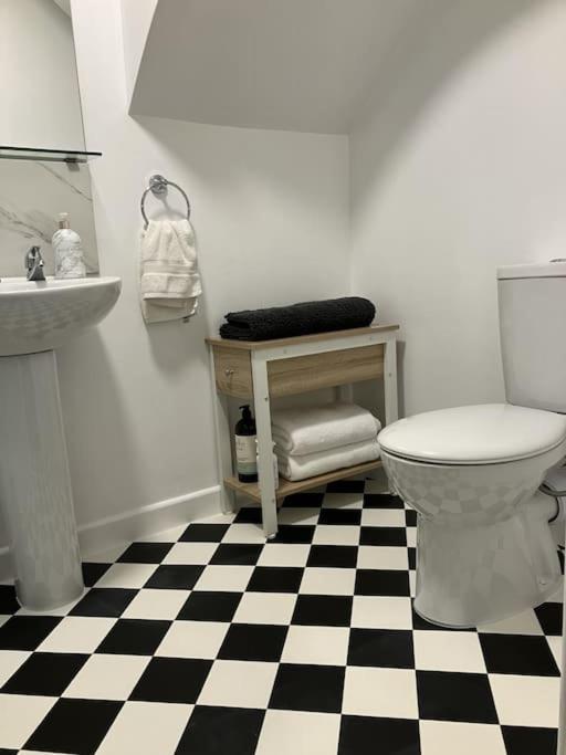 The Studio In The Annex Apartment Potters Bar Bagian luar foto