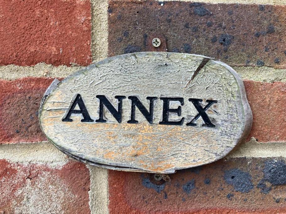 The Studio In The Annex Apartment Potters Bar Bagian luar foto