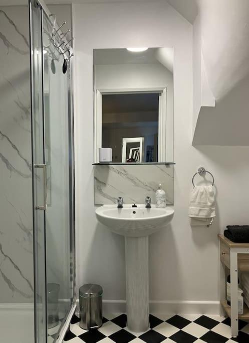 The Studio In The Annex Apartment Potters Bar Bagian luar foto